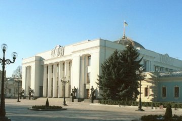 До Ради внесли законопроєкт, що дозволяє чоловікам віком до 22 років виїжджати за кордон