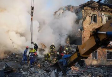 Удар Росії по Києву: зруйновані будинки, багато загиблих і поранених, люди під завалами