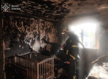 У Києві після російської атаки рятувальник приїхав гасити власну квартиру