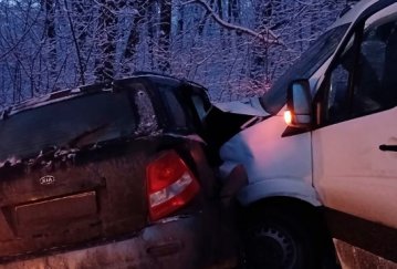 На Харківщині зіткнулися легковик і автобус, 18 постраждалих