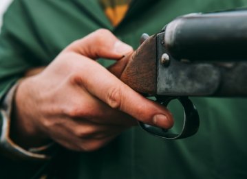 На Київщині 7-річний хлопчик випадково застрелив сусідку: батька ув’язнили на п’ять років