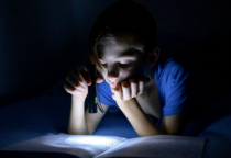 Дедлайни не зникають навіть тоді, коли вимикають світло. Як виглядає день студента під час відключен