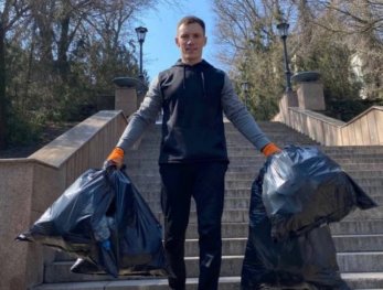 Один у полі воїн: мешканець обласного центру четвертий рік поспіль самотужки прибирає міський парк