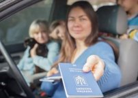 Кабмін скасував обмеження на виїзд за кордон для всіх жінок