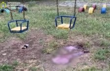 Росіяни атакували дитячий майданчик у Херсоні: є загиблий, поранена мати з двома дітьми