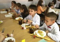 З 1 вересня учні 1–11 класів мають бути забезпечені безкоштовними обідами, - Свириденко