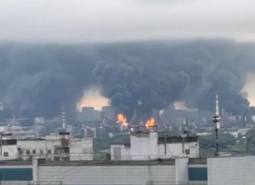Найбільша атака на Москву: небо у диму, закриті аеропорти й знову горить НПЗ Капотня