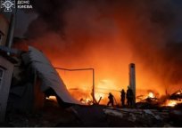 Після удару російського дрона у Києві згорів склад із костюмами 
