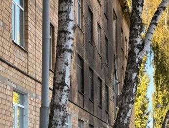 У Києві російський дрон влучив у школу, виникла пожежа - діти були в укритті